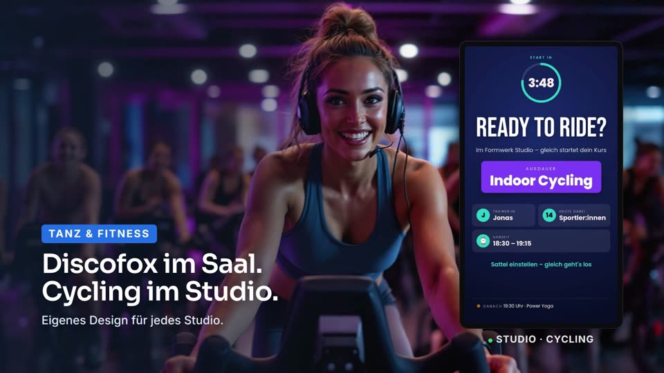 Hochkant-Bildschirm im Cycling-Studio mit Countdown zum nächsten Kurs